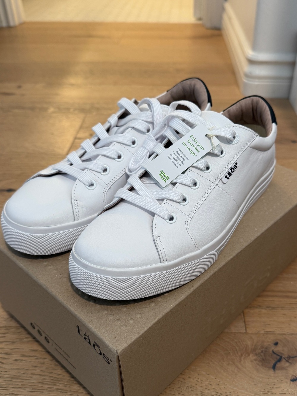 Taos Footwear White Low-Top Lace-Up Sneakers